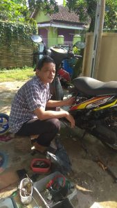 Ali Ashari Memperbaiki Motor Sendiri